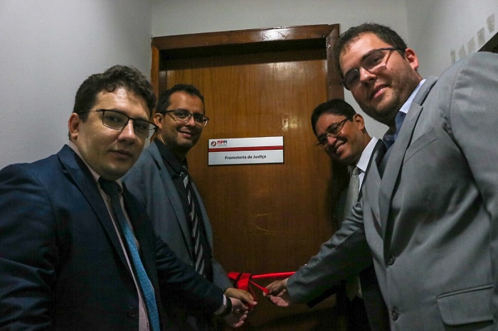 Pessoas de pé 