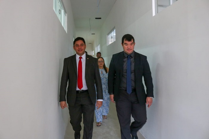 Dois homens de pé caminhando 