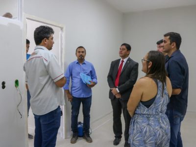 Pessoas de pé conversando entre si