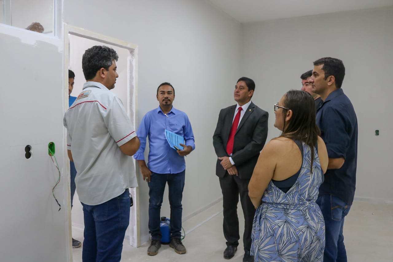 Pessoas de pé conversando entre si 