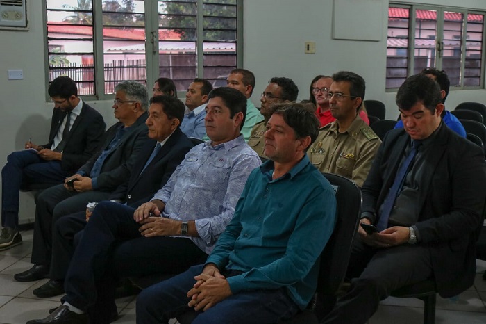 Pessoas sentadas em auditório 
