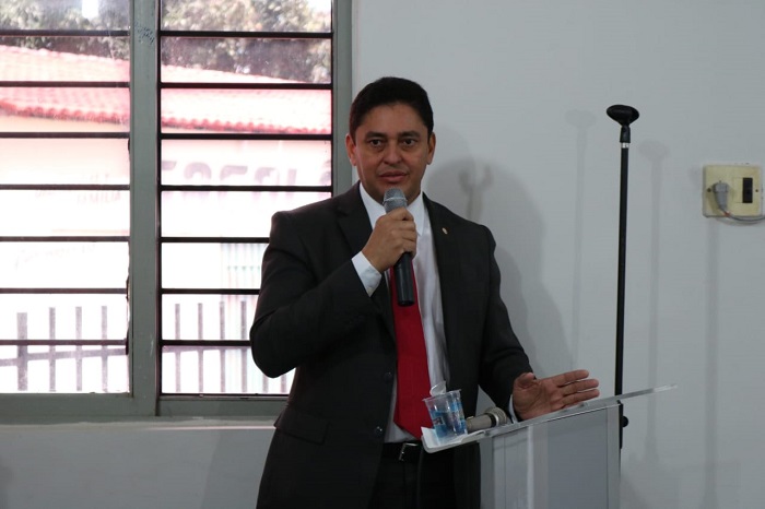 Pessoa de pé falando 
