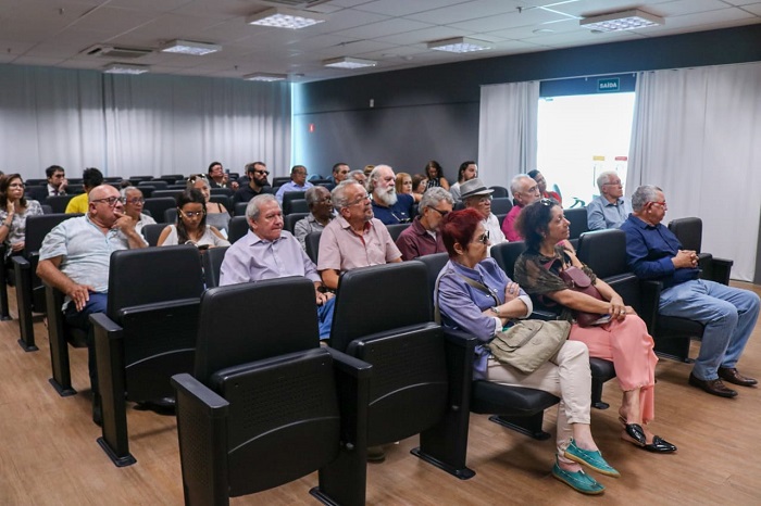 Pessoas sentadas em auditório