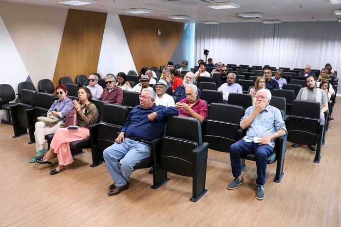 Pessoas sentadas em auditório 