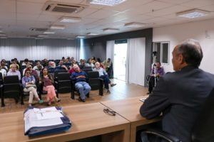 Pessoas sentadas em auditório
