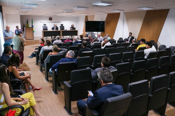 Pessoas sentadas em auditório 