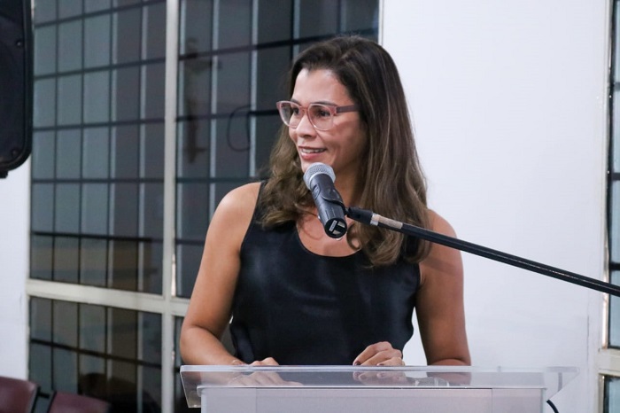 Mulher de pé falando 