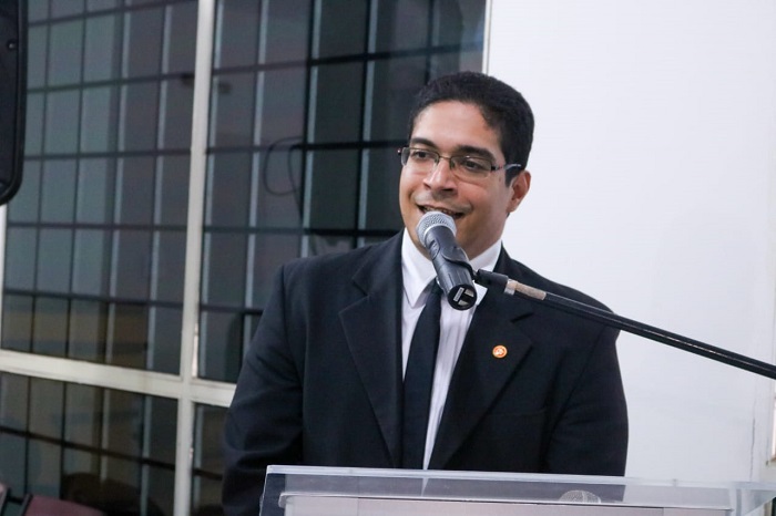 Homem de pé falando 