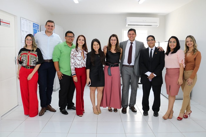 Pessoas de pé sorrindo 