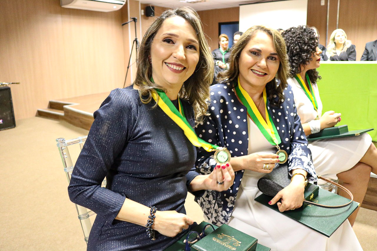 Promotoras de Justiça Cléia Fernandes e Marlúcia Evaristo seguram medalhas 