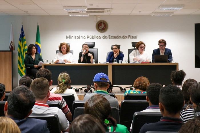 Pessoas sentadas em auditório