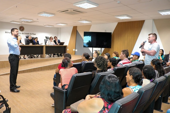 Pessoas sentadas em auditório 