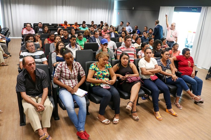 Pessoas sentadas em auditório 