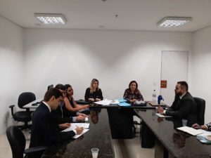 Pessoas sentadas em volta de uma mesa