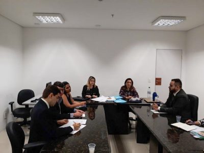 Pessoas sentadas em volta de uma mesa