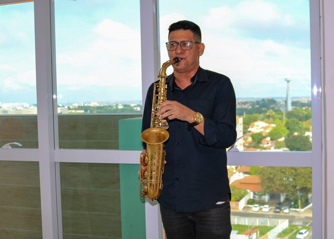 Um homem tocando um instrumento musical 