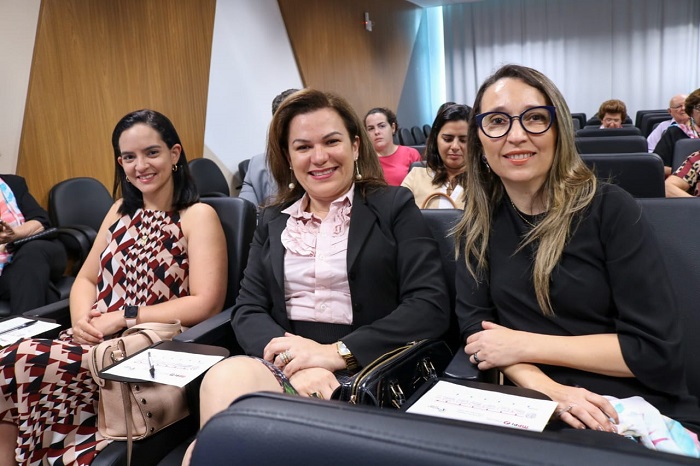Pessoas sorrindo