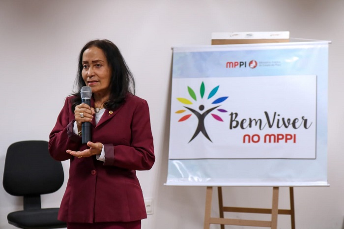 Pessoas de pé falando 