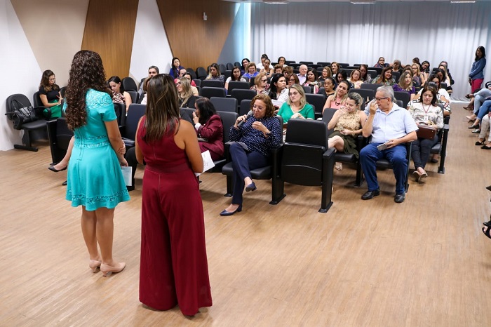 Pessoas sentadas em auditório 