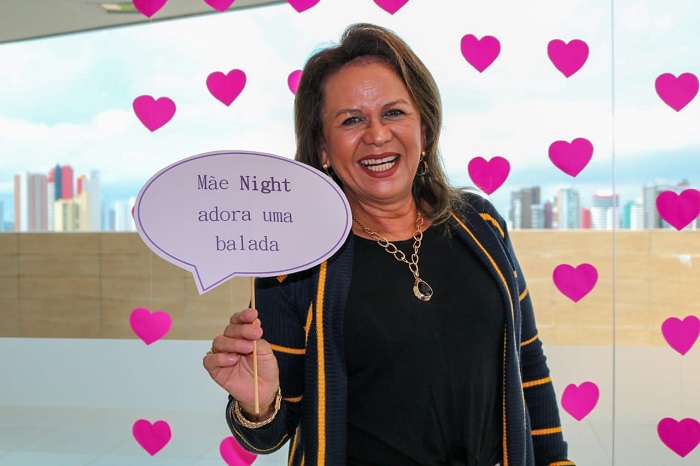 Pessoas de pé sorrindo 