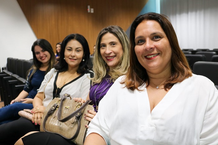 Pessoas sentadas sorrindo 