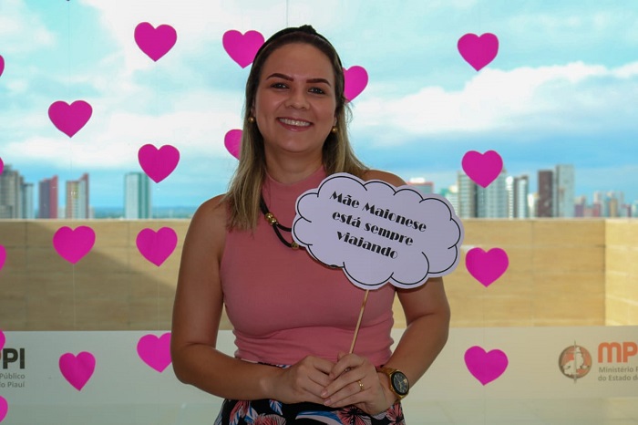 Pessoa de pé sorrindo 