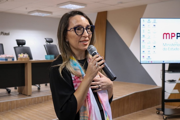 Pessoa de pé falando 