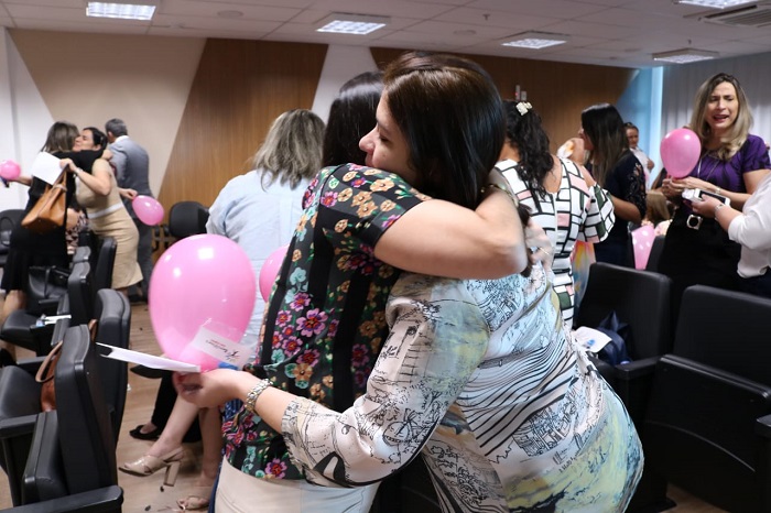 Pessoas se abraçando 