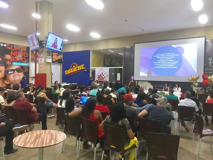 Pessoas sentadas em auditório