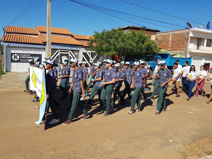 Pessoas caminhando pelas ruas de Avelino Lopes