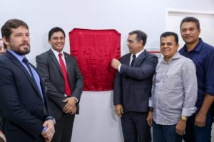 Pessoas de pé sorrindo
