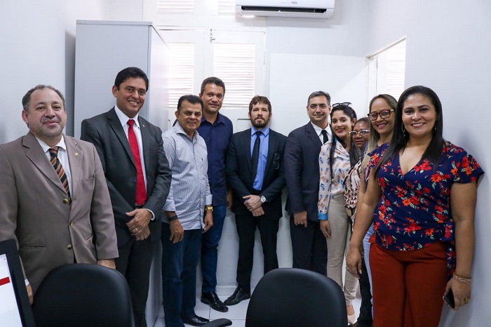 Pessoas de pé sorrindo 