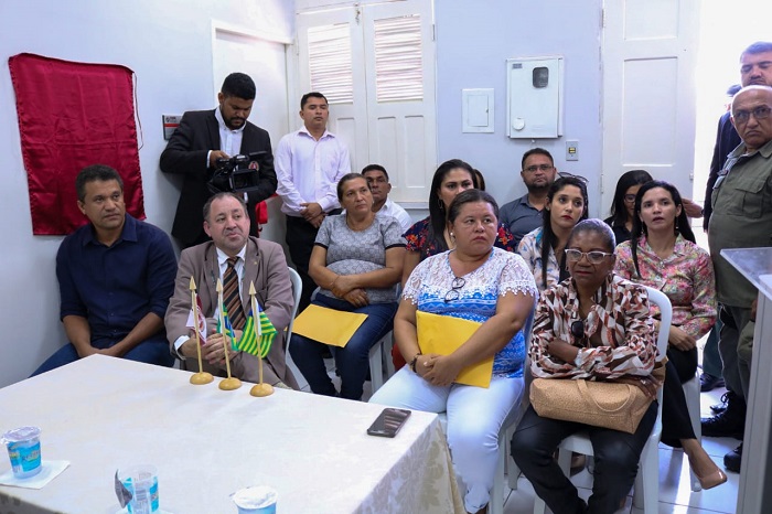 Pessoas sentadas em uma sala 