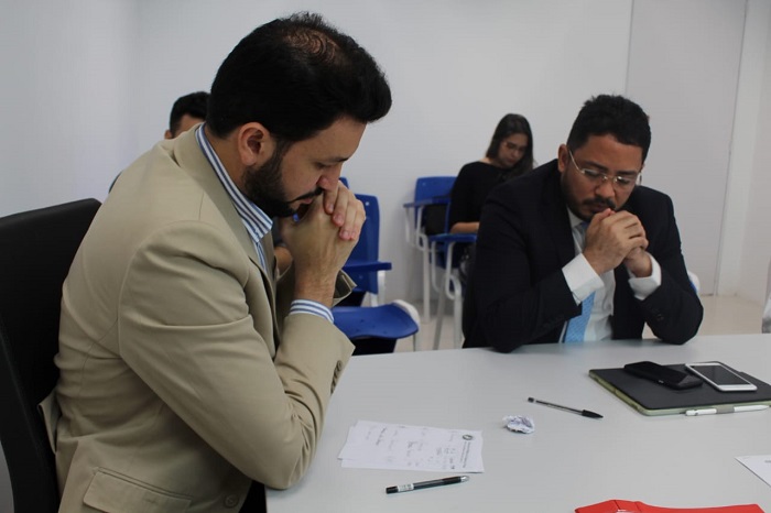 Pessoas reunidas em volta de uma mesa