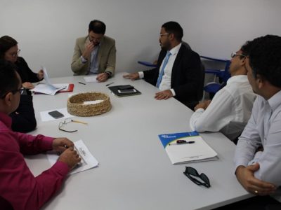 Pessoas reunidas em volta de uma mesa
