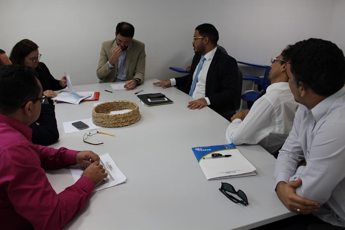 Pessoas reunidas em volta de uma mesa