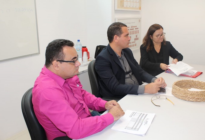 Pessoas reunidas em volta de uma mesa