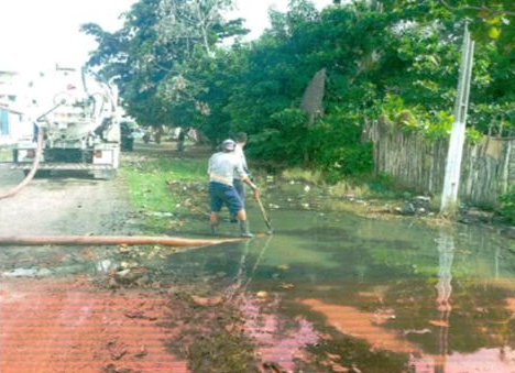 Fotografia de terreno alagado por esgoto