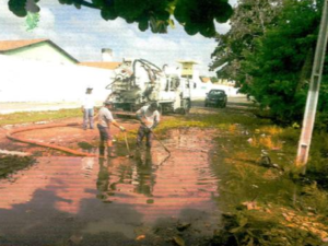 Fotografia de terreno alagado por esgoto