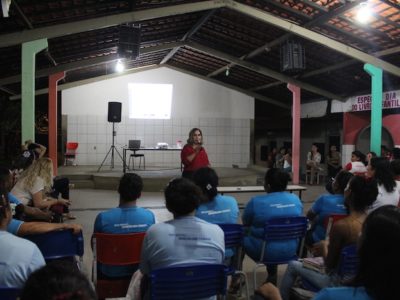 Promotora ministrando palestra