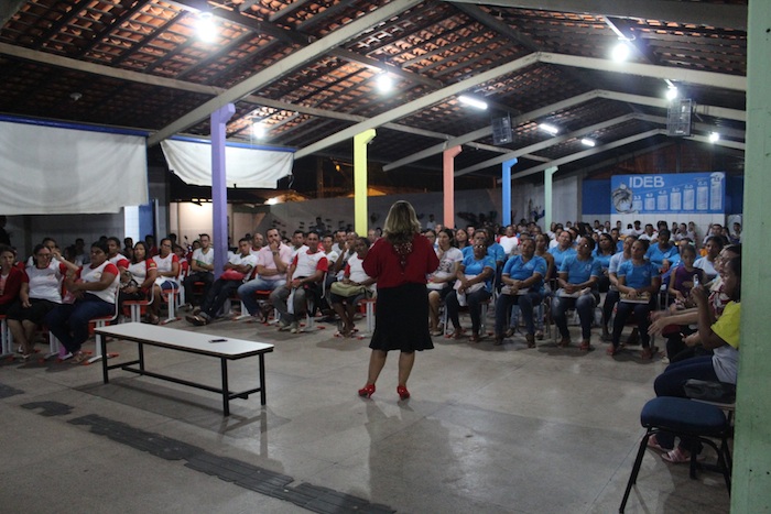 Promotora de Justiça proferindo palestra para estudantes