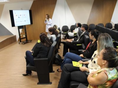Pessoas atentas à palestra