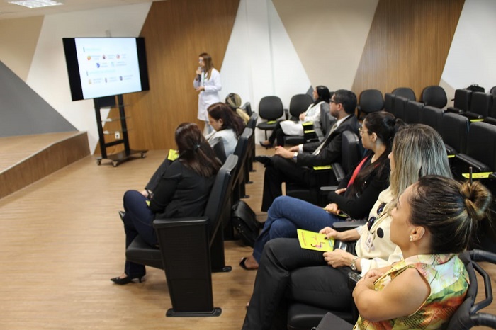 Pessoas atentas à palestra