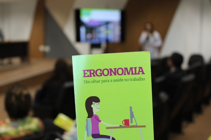 Pessoas atentas à palestra