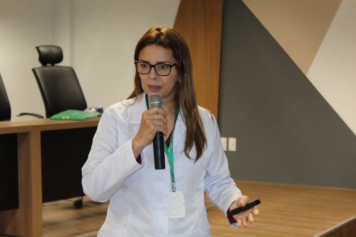 Pessoas observando argumentação 