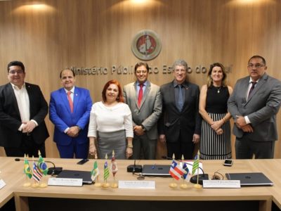 Pessoas de pé posando para foto