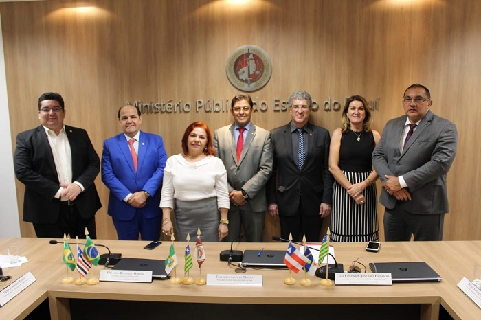 Pessoas de pé posando para foto