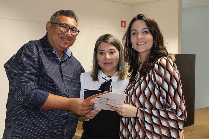 Mulher recebendo certificado 