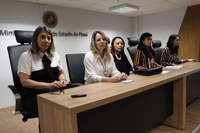 Mulheres compondo mesa de horna