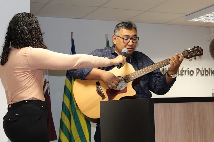 Homem tocando violão 